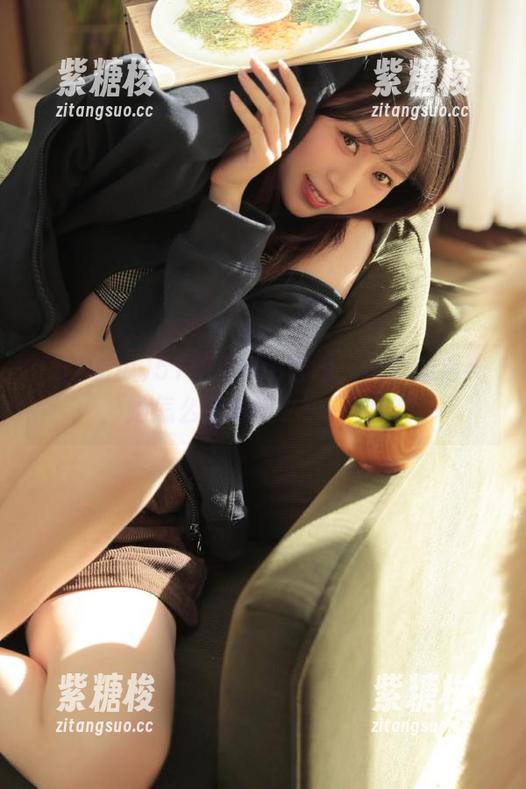 51吃瓜fun官网：说好的清纯，她怎么穿得这么……大胆？