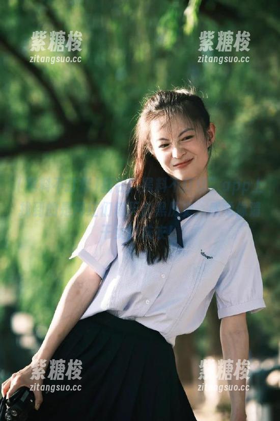 我在“黑料不打烊”app上找到的是网红们每天的黑历史，感觉像清干女神洗衣！